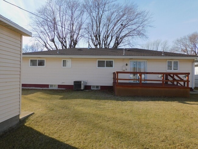 Building Photo - 3 Bedrooms, 2 baths, near schools and shopping