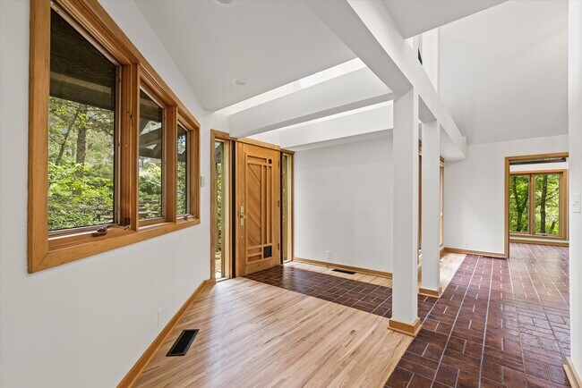 Building Photo - 1424 Bradford Dr