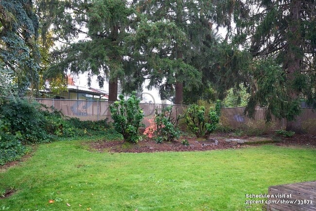 Building Photo - 3300 NE Robin Ct