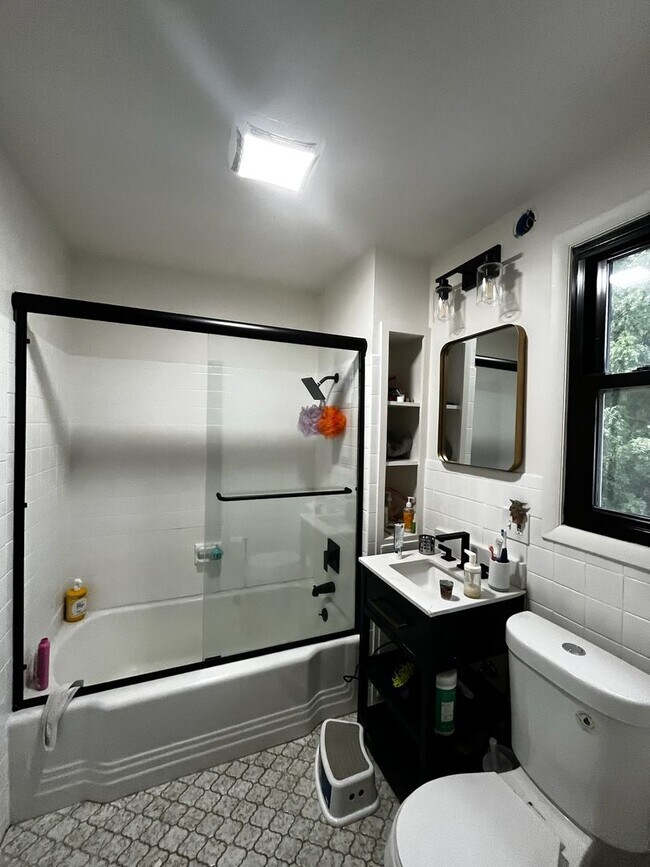 Building Photo - Pendleton Heights 4BR—Updated Historic Cha...