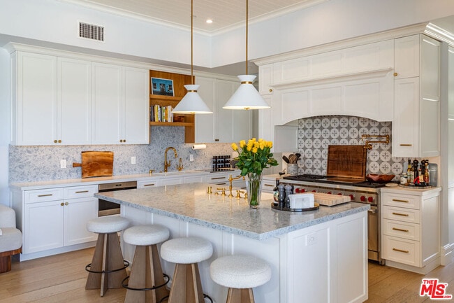 Building Photo - 6671 Dume Dr