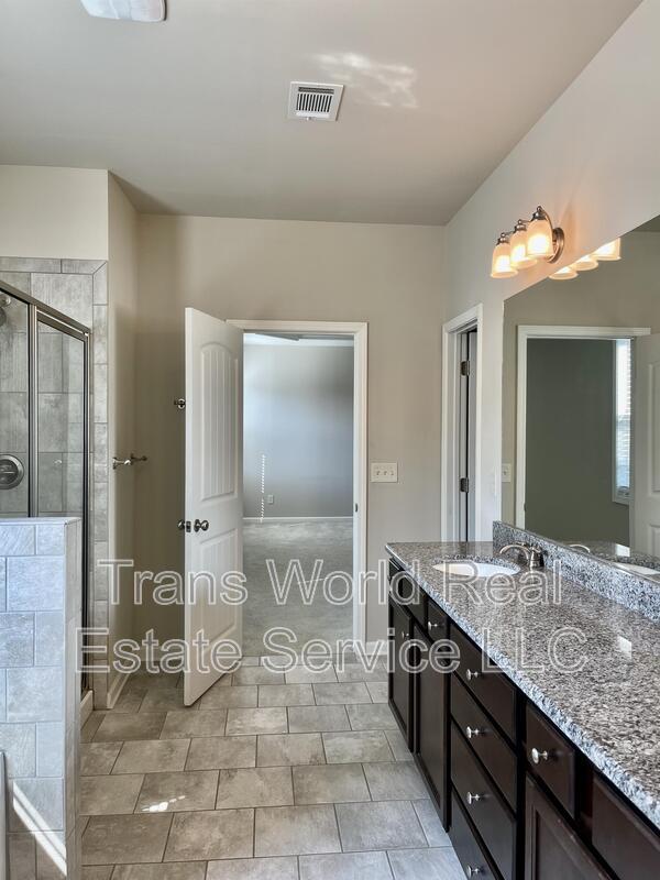 Building Photo - 7531 Silk Tree Pointe