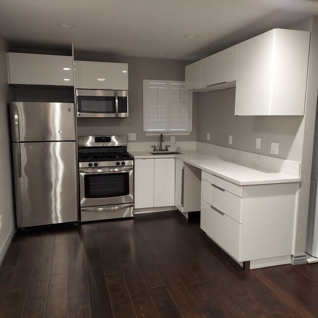 Building Photo - Charming 2bedroom, 2bath home, Like New near Land Park Area and City College.