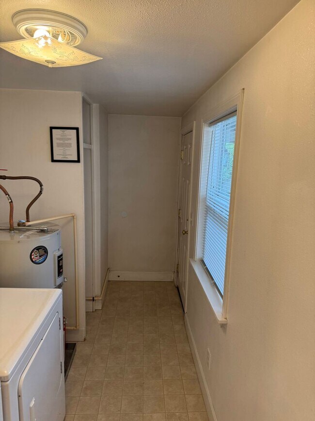 Building Photo - 2 Bedroom Duplex in S. Eugene/Campus Area Eugene