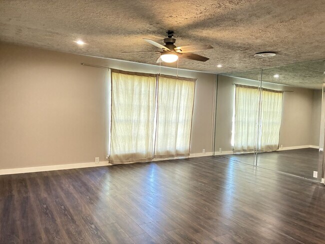 Building Photo - 7510 Shady Villa Lane #22