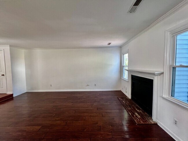 Building Photo - Must-See 3-Bedroom Home in Rosemont Forest!