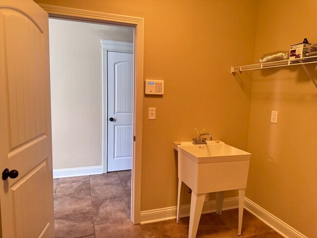Building Photo - Beautiful Home Located in Farmington Subdivision. 3 Bedrooms, 3.5 baths, Bonus with Wet Bar!