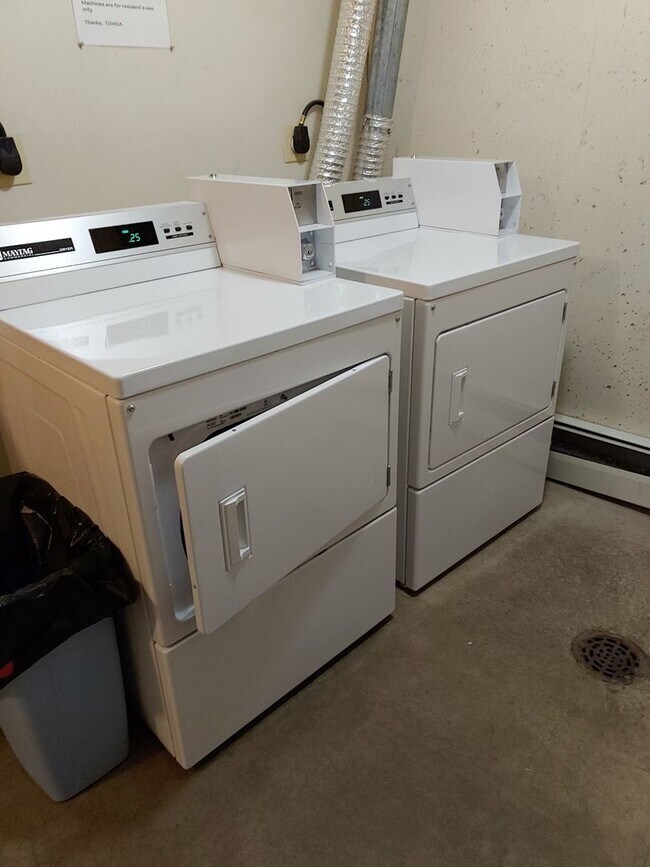 Building Photo - Cozy 1 Bed/1 Bath Victorian Style Complex ...