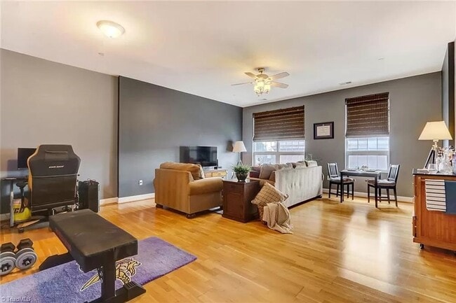 Building Photo - 1 bedroom 1 bathroom Downtown Living Spacious Condo in the heart of Greensboro