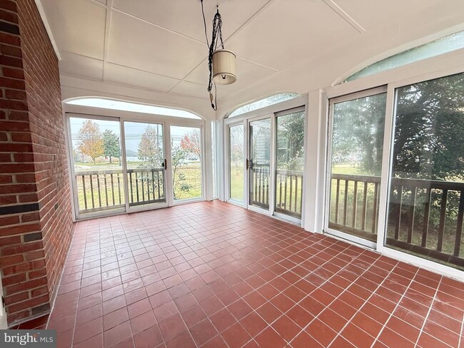 Building Photo - 118 St Marys Ave