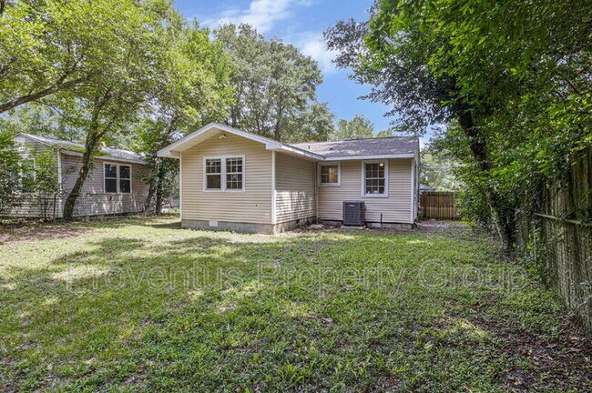 Building Photo - 305 Chaseville St