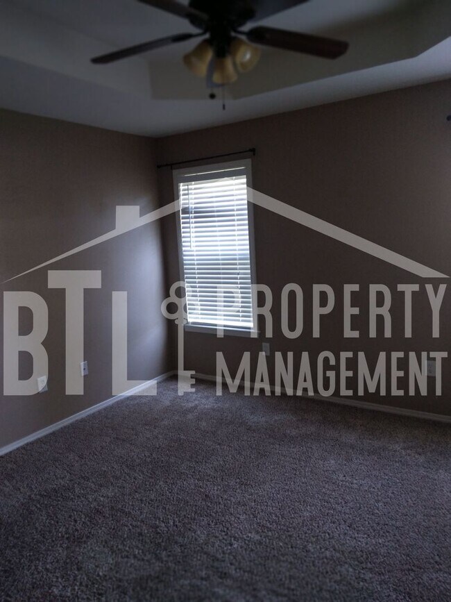 Building Photo - 3 Bedroom 2 Car Garage Duplex in Branson