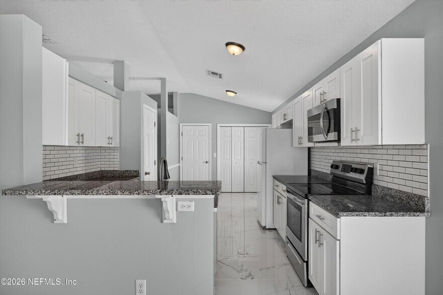 Building Photo - 490 Hillside Dr