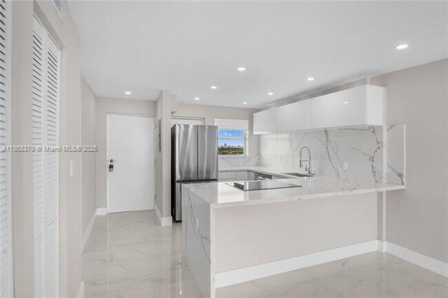 Building Photo - 1331 Lincoln Rd