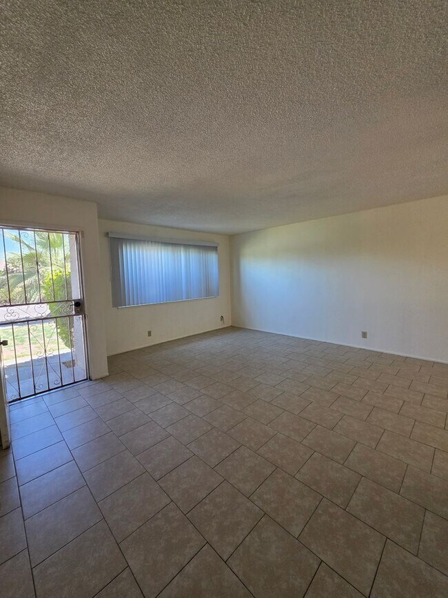 Building Photo - Spacious Home!!
