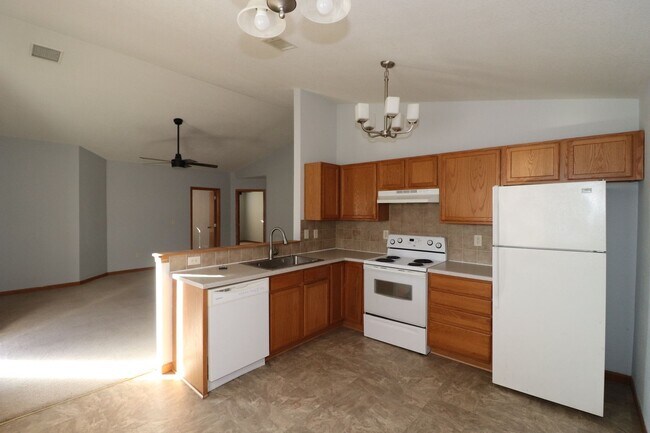 Building Photo - Spacious duplex for rent!
