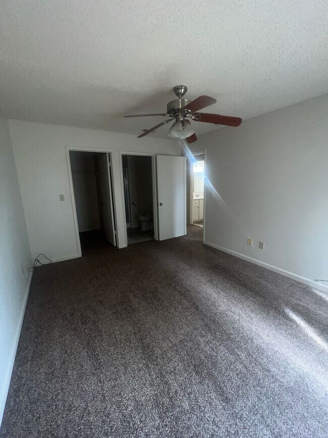 Building Photo - 9365-67 CAMADA COURT