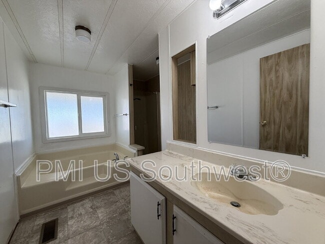 Building Photo - 622 Riverfront Dr