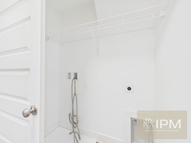 Building Photo - ½ OFF Your First Month’s Rent - Beautiful Townhome in Waynesboro!