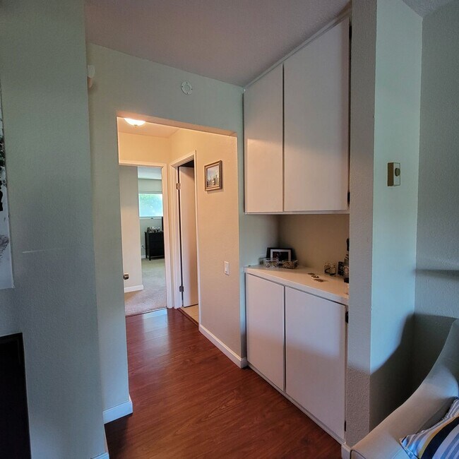 Building Photo - Spacious 2 bedroom 1 bathroom Condo with L...