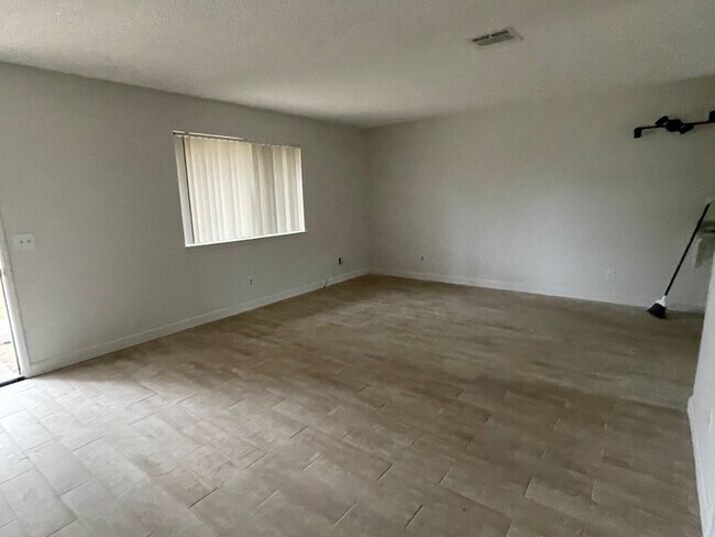 Building Photo - APPLE VALLEY- REFURBISHED 2 BEDROOM , 2 BATHROOM APARTMENT