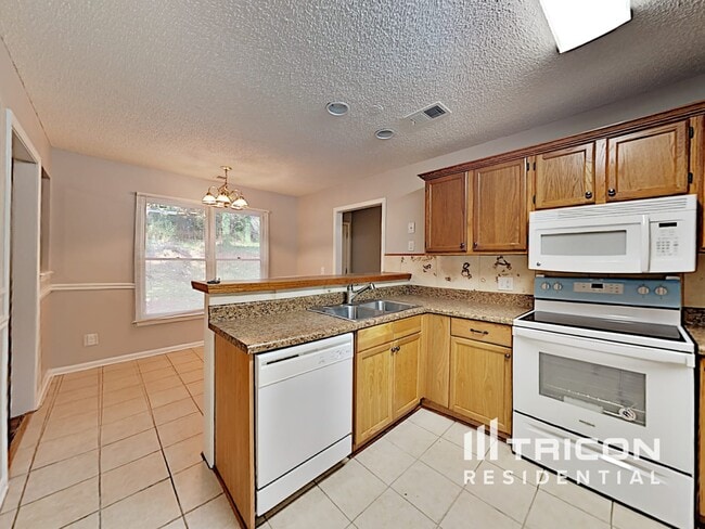 Building Photo - 1619 Highland Ct
