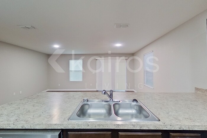 Building Photo - 1335 Mull St