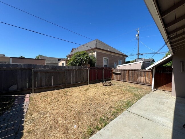 Building Photo - 2 Bedroom Home with Spacious Backyard