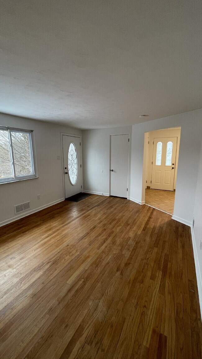 Building Photo - Charming 3 bed, 2 bath with finished basement!