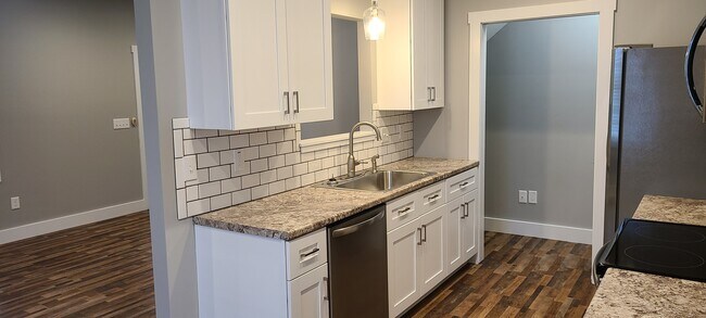 Building Photo - 570 Old US Hwy 70