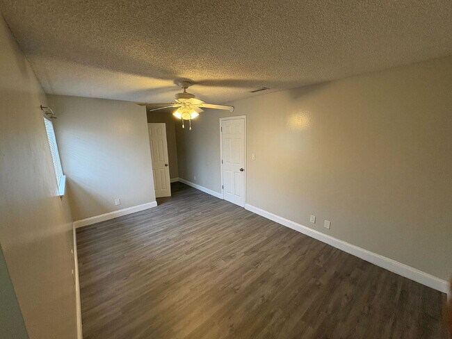 Building Photo - Stylish Remodeled 1BR Condo with Pool & Low HOA – Ideal Winter Park Investment