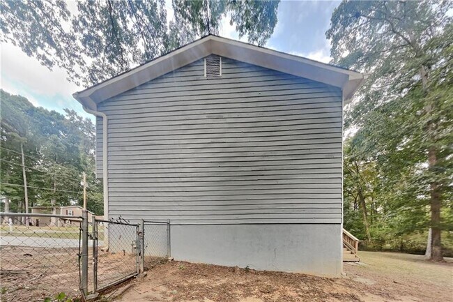 Building Photo - 1860 Lamplighter Way