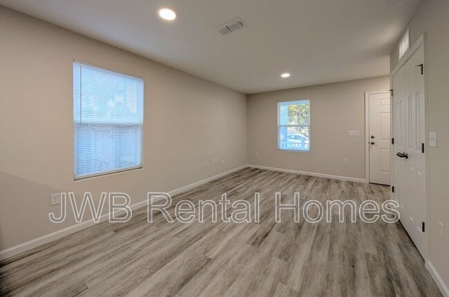 Building Photo - 833 Bridier St