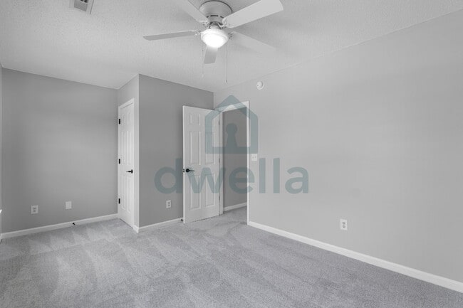 Building Photo - "Charming 3-Bedroom Retreat with 2.5 Baths...