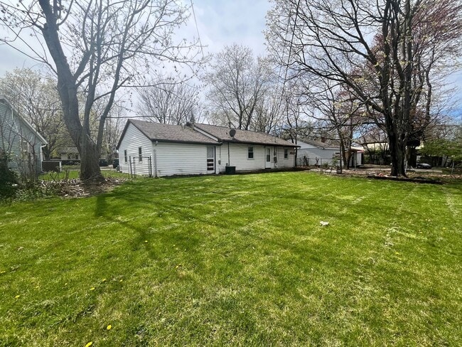 Building Photo - 3 Bedroom Home With A Large Fully-Fenced Yard