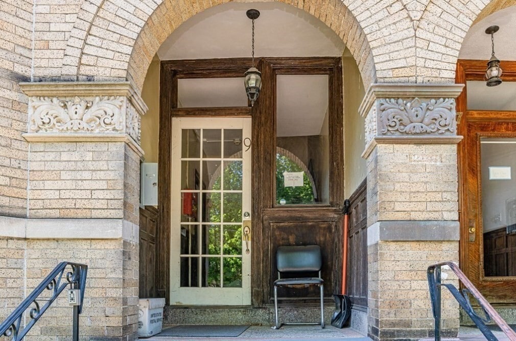 Building Photo - 9 Chilcott Pl