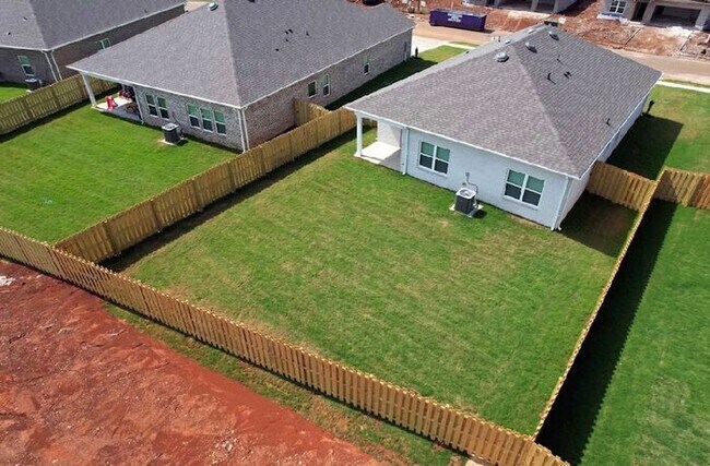 Building Photo - Fenced yard, great location