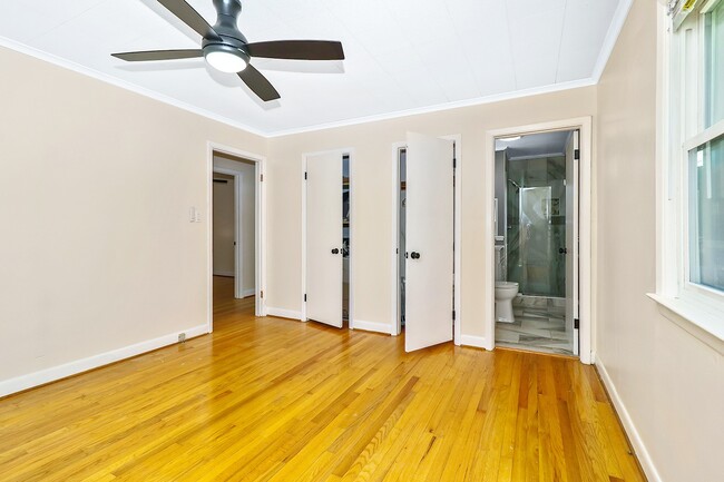 Building Photo - 1510 Crescent Dr