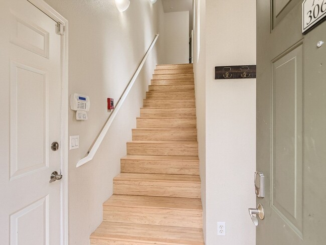 Building Photo - Beautiful 3 Bed 3 Bath Kirkland Townhome @...