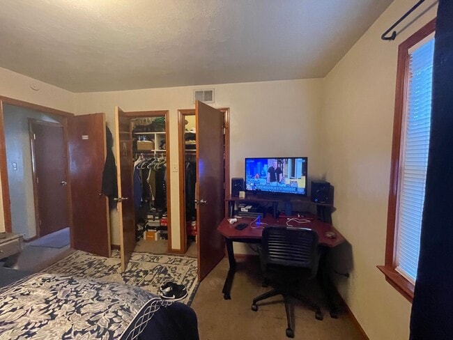 Building Photo - 2 BED / 1 BATH DUPLEX