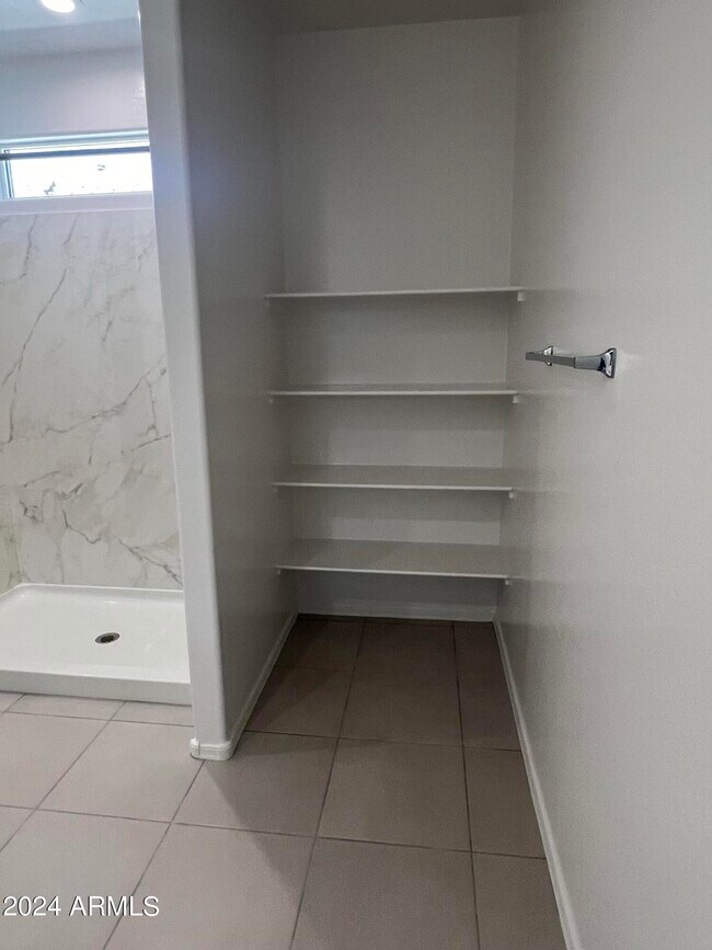 Building Photo - 15618 W Desert Hollow Dr
