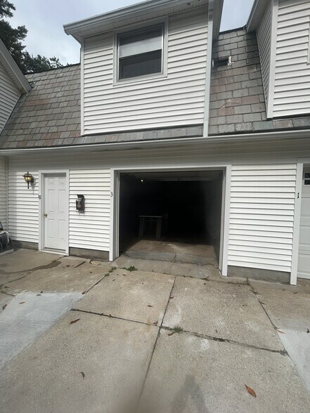 Building Photo - 472 Marlboro St