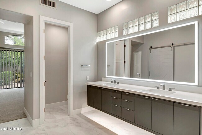 Building Photo - 7525 E Gainey Ranch Rd
