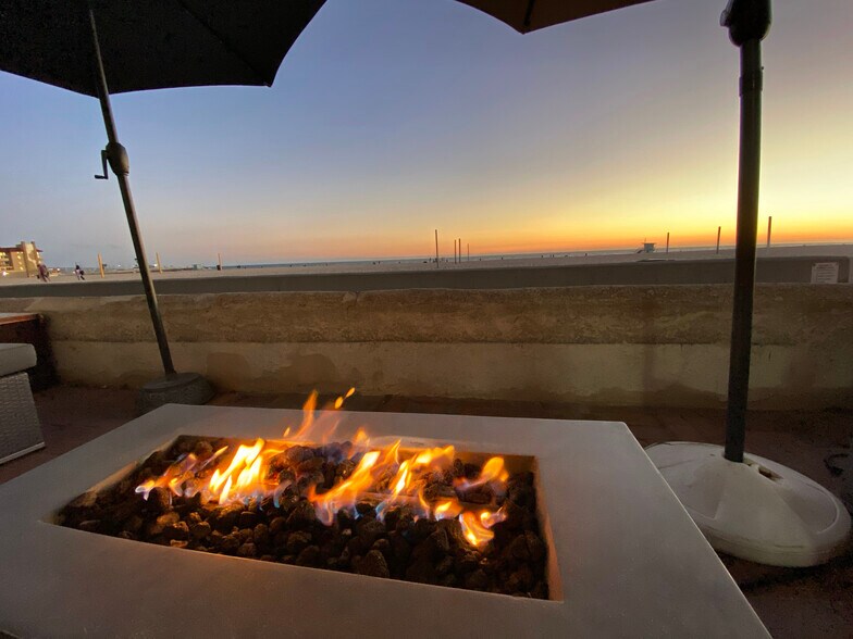 Building Photo - 114 The Strand