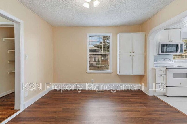 Building Photo - 1921 Reynolds St