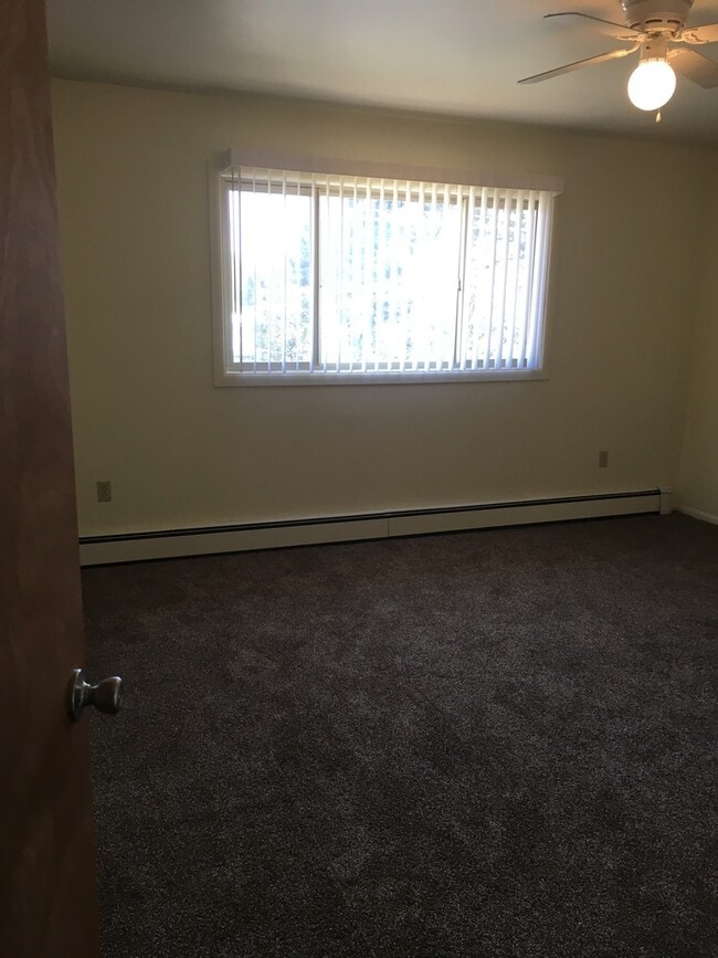 Building Photo - 3 Bedroom 1 Bathroom Duplex