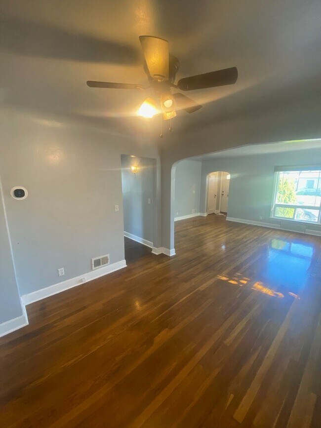 Building Photo - 5 bed 2.5 bath home