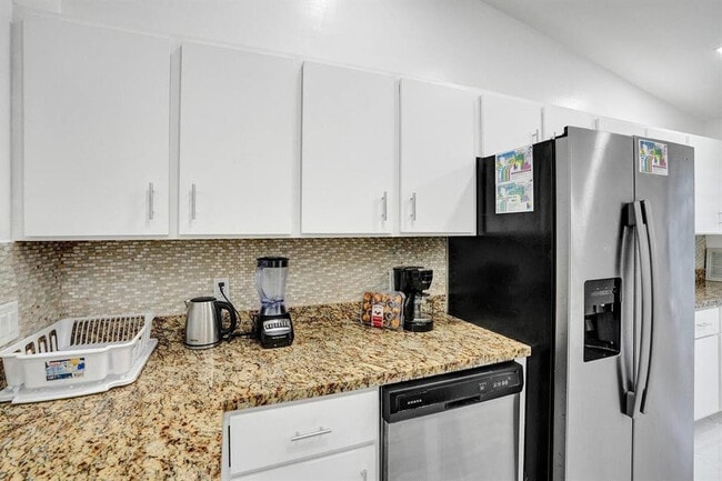 Building Photo - 5434 SW 25th Ave