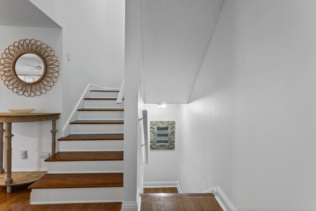 Building Photo - Oak Cove Condo