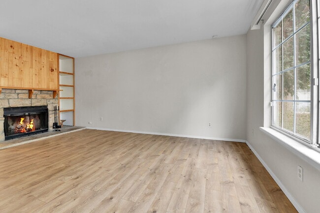 Building Photo - $1,800 - 2 Bed, 2.5 Bath End Unit in Auror...
